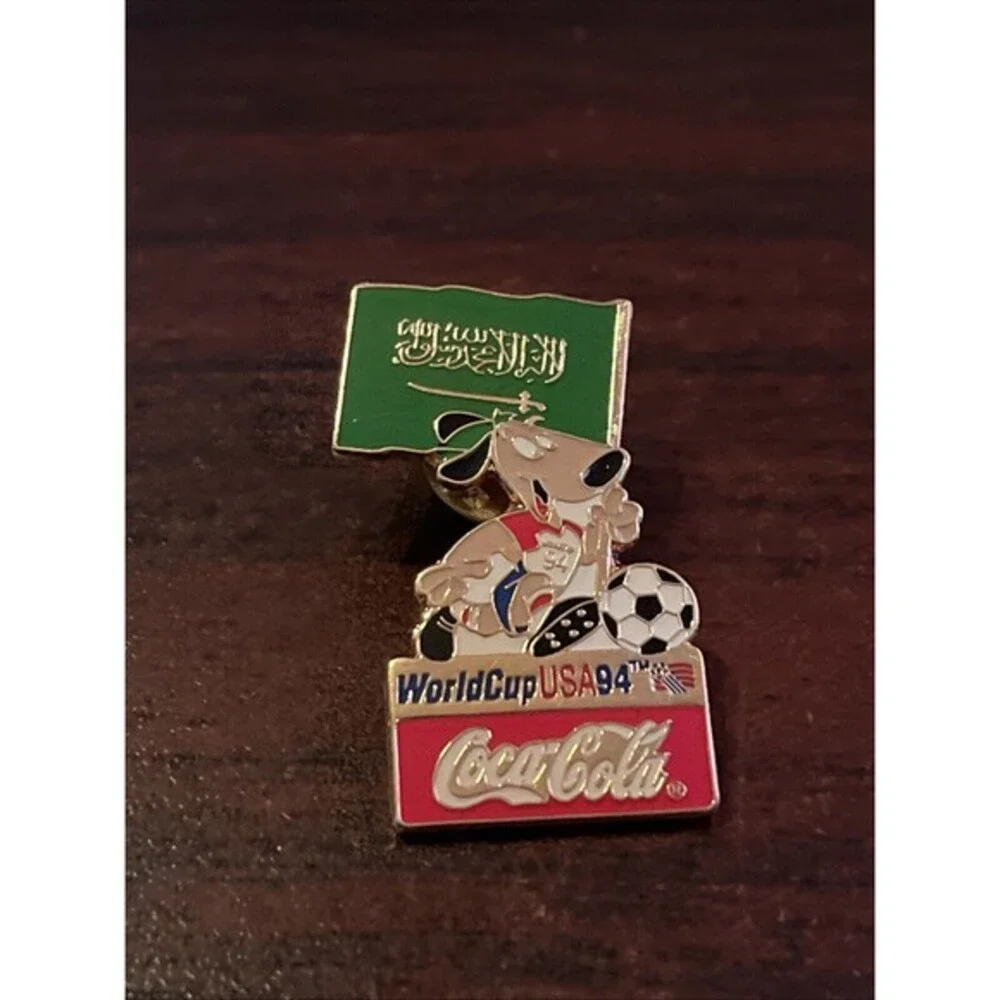 1994 USA‎ World Cup Coca-Cola Stryker Dog Mascot Saudi Arabia Flag Lapel Hat Pin